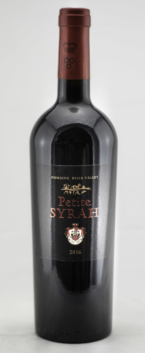 Výnimočné bulharské červené víno Domaine Bessa Valley Petite Syrah vo fľaši.