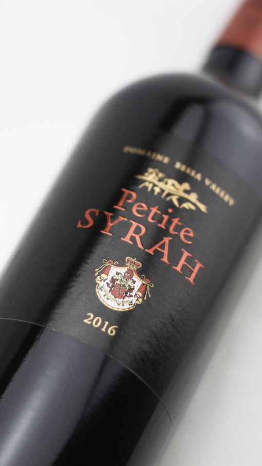 Elegantná fľaša bulharského vína Domaine Bessa Valley Petite Syrah