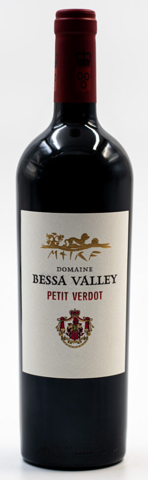 Bulharské červené víno Domaine Bessa Valley Petit Verdot, fľaša kvalitného vína s hlbokou fialovou farbou a bohatou chuťou čierneho ovocia.