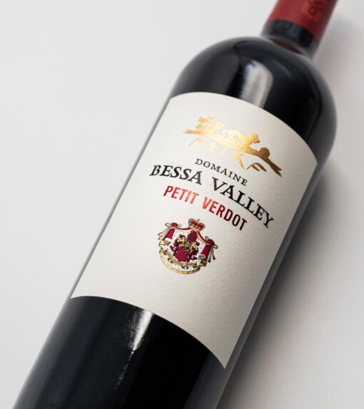 Detaily etikety bulharského vína Domaine Bessa Valley Petit Verdot, červené víno vyrobené z čistej odrody s bohatou chuťovou štruktúrou.