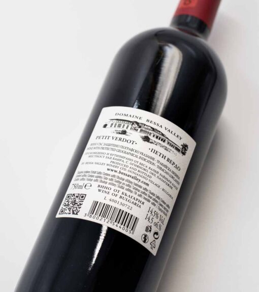 Bulharské červené víno Petit Verdot, Domaine Bessa Valley, exkluzívny produkt s komplexnou chuťou a tradičným procesom výroby.