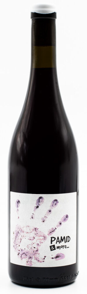 Fľaša bulharského vína Zagreus Winery Pamid x Merlot s hlbokou malinovou farbou.