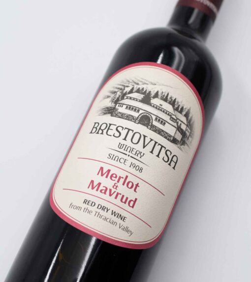detail fľaše bulharského červeného vína Brestovitsa Merlot a Mavrud
