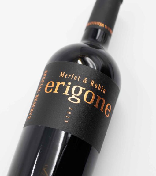 detail etikety fľaše bulharského vína Erigone Rubin x Merlot