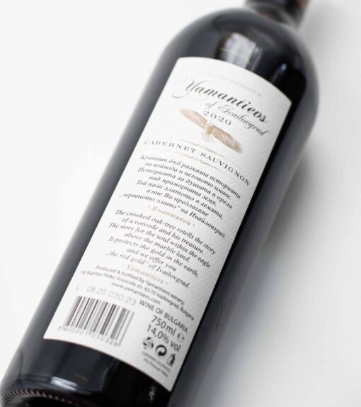 Fľaša bulharského vína Cabernet Sauvignon Grand Reserve s rubínovo-granátovou farbou