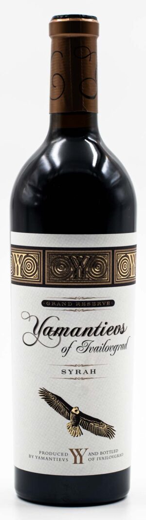 Elegantná fľaša bulharského vína Yamantievs Syrah Grand Reserve na bielom pozadí