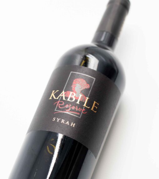 Detail flaše Villa Yambol Kabile Syrah Reserve – kvalitné bulharské víno s hlbokou rubínovou farbou.