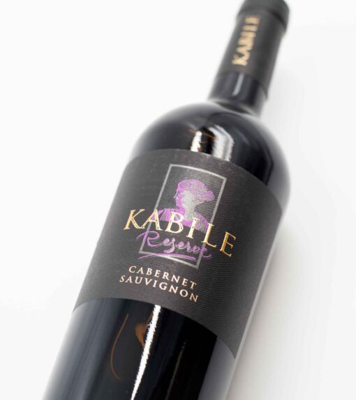 Detail etikety vína Villa Yambol Kabile Cabernet Sauvignon Reserve – luxusné červené víno z Bulharska.