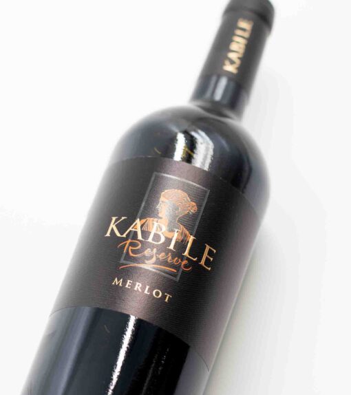 Detail etikety Villa Yambol Kabile Merlot Reserve – prémiové červené víno z Bulharska, vyrobené z odrody Merlot a zrejúce vo francúzskych dubových sudoch.