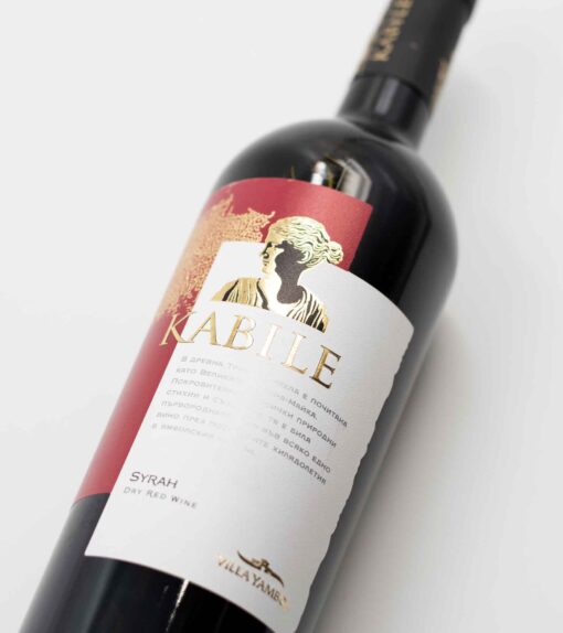 Detail etikety Villa Yambol Kabile Syrah – prémiové červené víno z Bulharska.