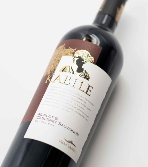 Elegantná fľaša červeného vína Villa Yambol Kabile Cabernet Sauvignon x Merlot so sýtou rubínovou farbou.