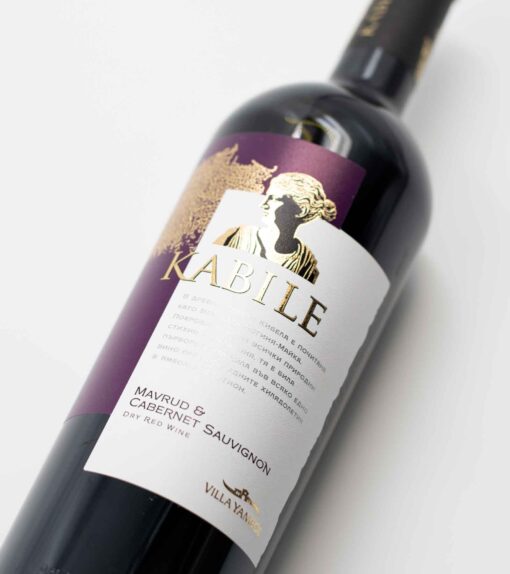 Detail etikety Villa Yambol Kabile – spojenie tradičného Mavrudu a Cabernet Sauvignonu.