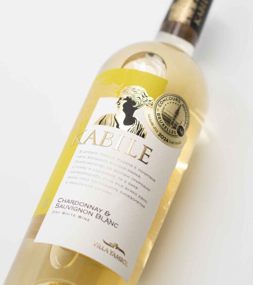 Detail etikety Villa Yambol Kabile Chardonnay x Sauvignon Blanc – prémiové biele víno z Bulharska.