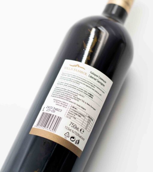 Štýlová fľaša červeného bulharského vína Villa Yambol Cabernet Sauvignon – ideálna na slávnostné príležitosti.