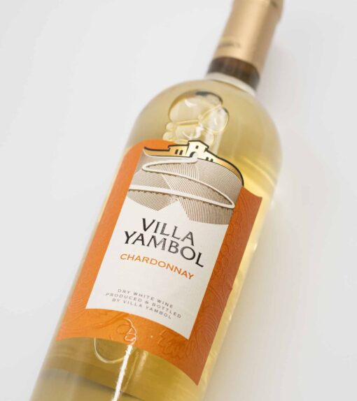 Detail etikety Villa Yambol Chardonnay – bulharské víno s elegantným dizajnom.