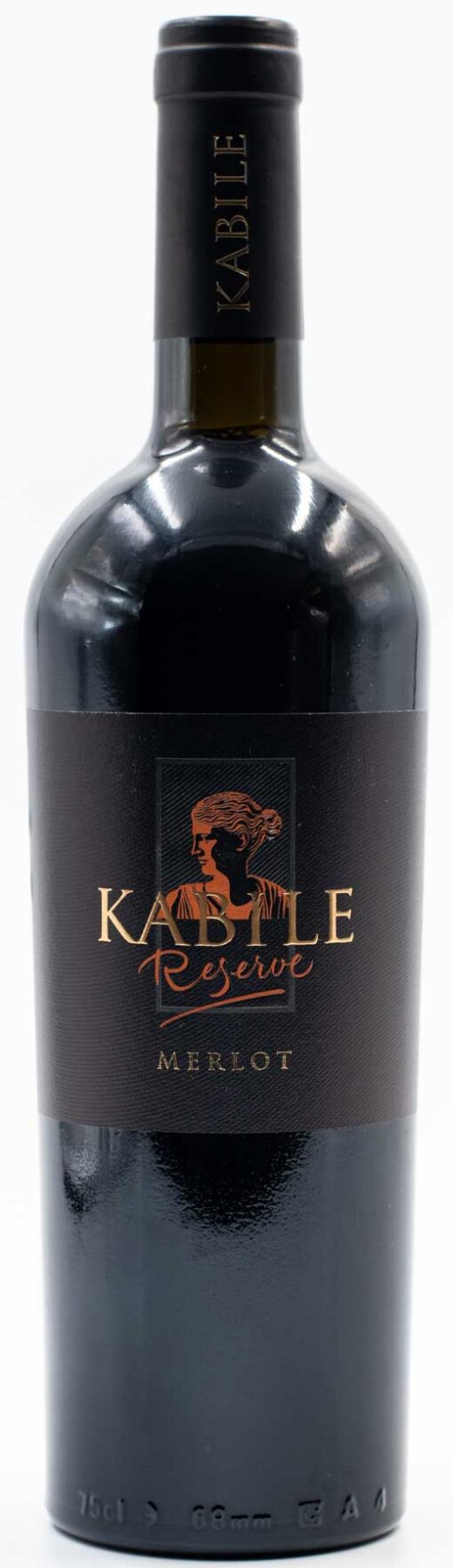 Fľaša bulharského červeného vína Villa Yambol Kabile Merlot Reserve s elegantným dizajnom a rubínovou farbou.