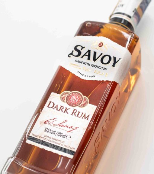 Detail prednej etikety Savoy Tmavého Rum – elegantné logo a dizajn zdôrazňujúce luxusný charakter bulharského rumu.