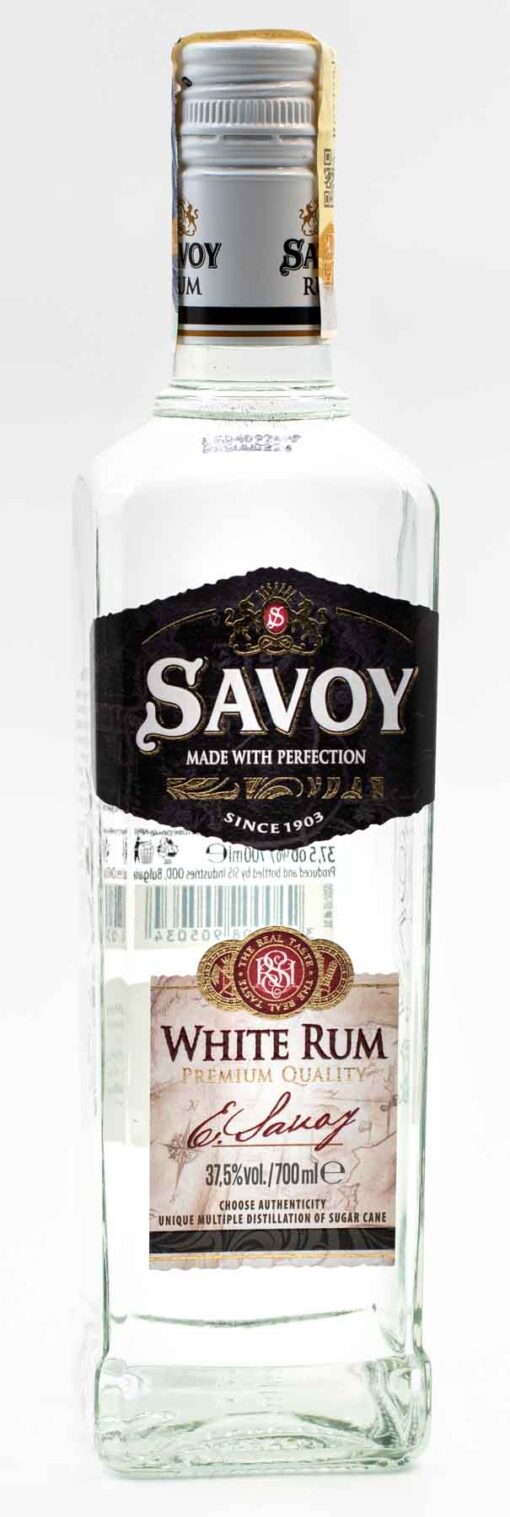 Celá fľaša bulharského bieleho rumu Savoy Biely Rum – prémiový biely rum v elegantnej sklenenej fľaši, ideálny pre milovníkov bulharských destilátov