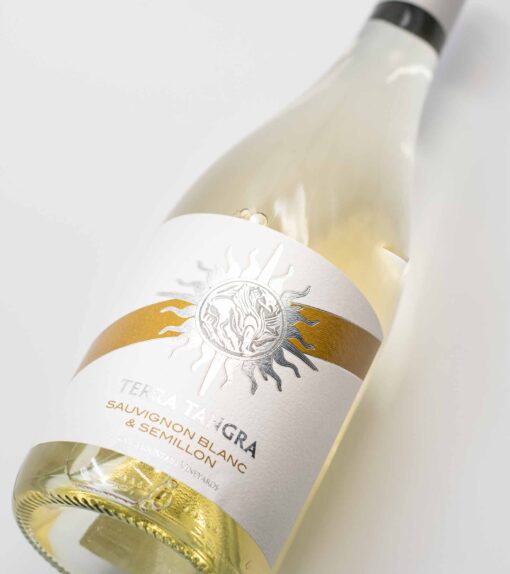 Detailný pohľad na prednú etiketu bulharského vína Terra Tangra – vysoko kvalitný Sauvignon Blanc a Semillon